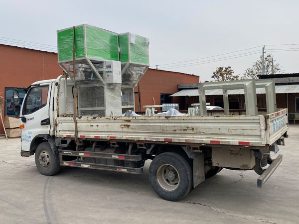 黑龍江黑河25kg顆粒包裝機裝車發貨現場